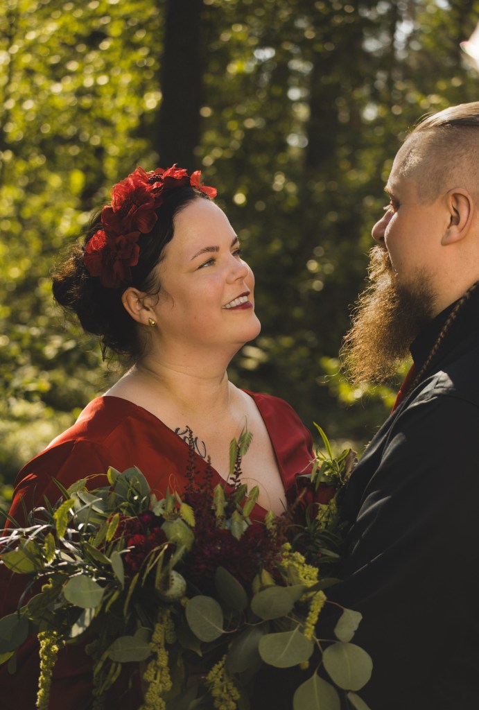 Cecilia Nyberg Eskilstuna fotograf bröllopsfotograf porträtt fine art bröllop ute